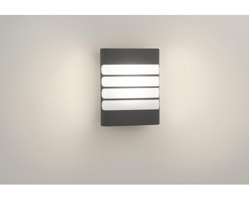 Wandleuchte mit vier Lichtschlitzen an einer Wand