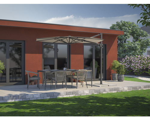 Terrassenszene mit Esstisch, Stühlen und einem Ampelschirm vor einem Wohnhaus