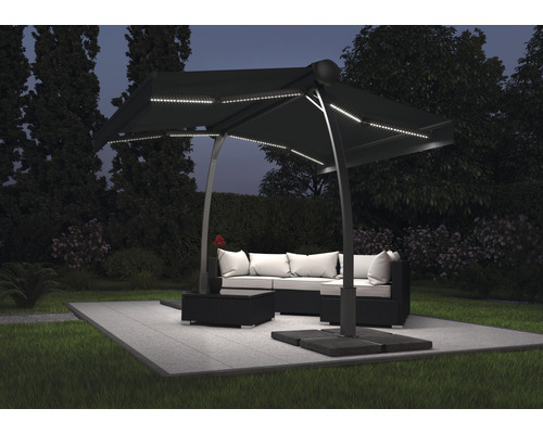 Parasol lumineux avec coin salon dans le jardin