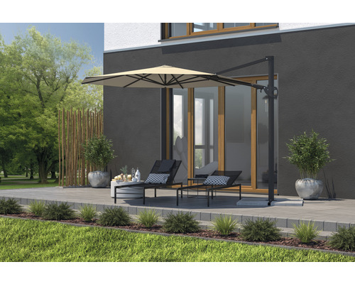 Szene mit zwei Gartenliegen und einem Sonnenschirm auf einer Terrasse