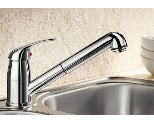 Chromfarbene Küchenarmatur mit Auslauf vor Spüle