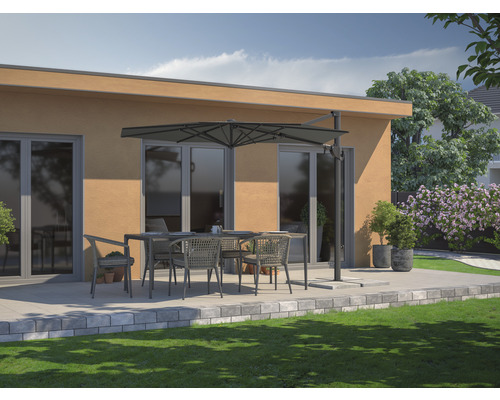 Terrasse avec table de jardin, chaises et parasol