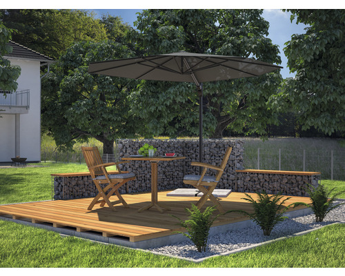 Scène de jardin avec parasol, table en bois, chaises et mur de gabions sur une terrasse en bois