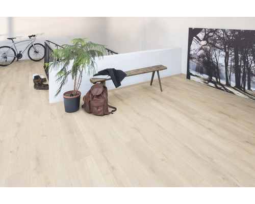 Sol stratifié clair dans un couloir avec plante, banc et sac à dos