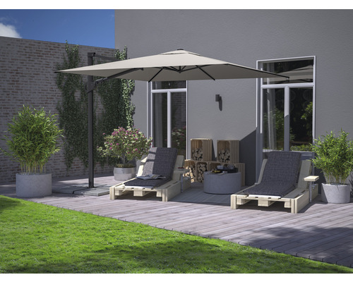 Terrasse mit Sonnenschirm, Holzliegen und Dekoration