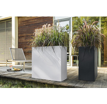 Zwei Pflanzgefäße mit Bepflanzung auf einer Terrasse