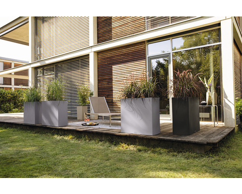 Szene mit mehreren Pflanzkübeln auf einer Terrasse