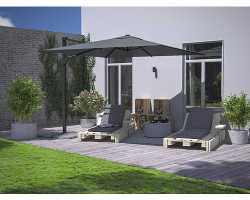 Terrassenszene mit zwei Holzliegen, Sonnenschirm und Dekoration