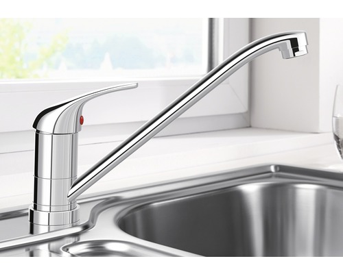 Küchenarmatur aus Metall in einer Spüle