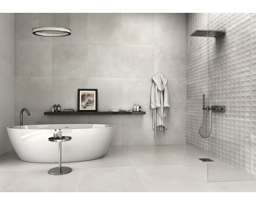 Modernes Badezimmer mit freistehender Badewanne, grauen Fliesen und begehbarer Dusche