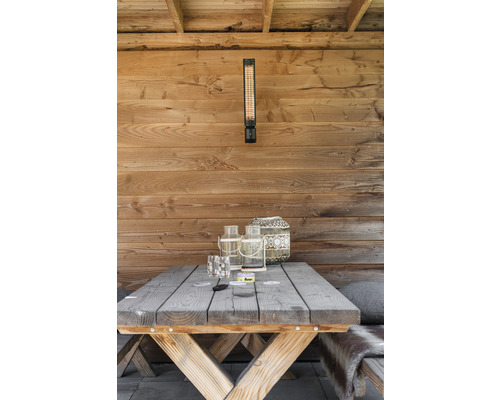 Terrasse avec revêtement en bois, radiateur de terrasse et table en bois avec décoration