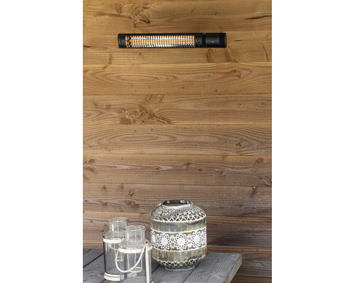 Scène avec un chauffage mural et des lanternes décoratives sur une table en bois