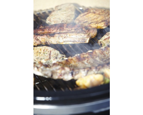 Fleisch und Gemüse auf einem Grill