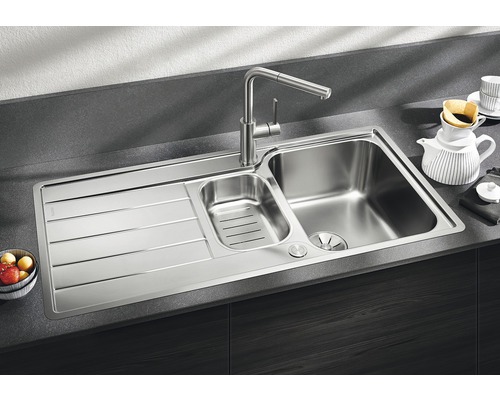 Spültisch mit Abtropffläche, Becken und Armatur aus Edelstahl