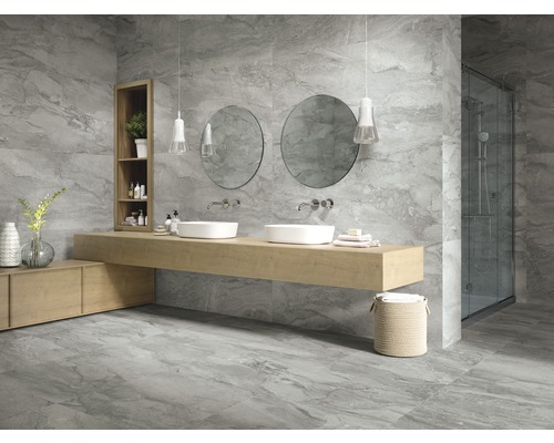 Helles Badezimmer mit Doppelwaschbecken, Spiegeln, Duschkabine und grauen Marmorfliesen.