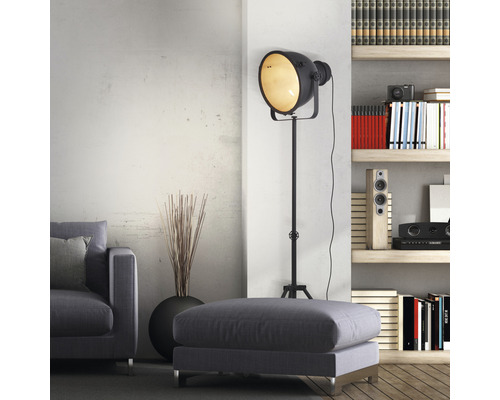 Salon avec canapé, tabouret, lampadaire style projecteur et étagère