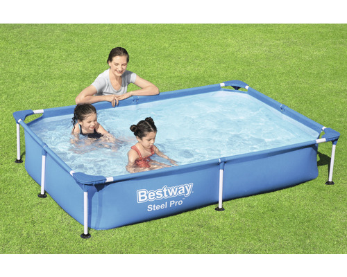 Rechteckiger Bestway Frame Pool mit Personen auf einer Rasenfläche