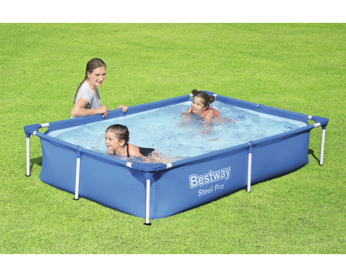 Aufblasbarer Bestway Steel Pro Rahmenpool mit Mutter und Kindern im Garten