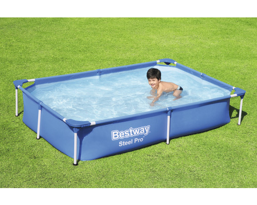 Bestway Steel Pro Frame Pool mit Kind im Wasser auf Rasen