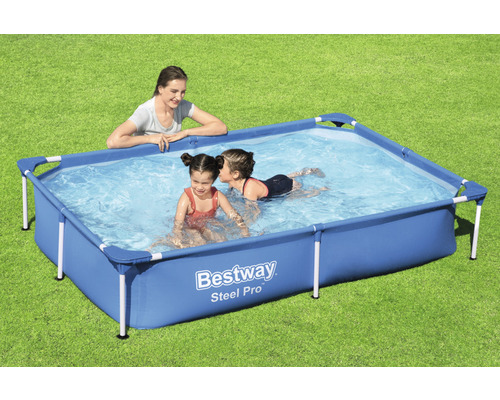 Rechteckiger Bestway Steel Pro Pool mit Familie auf einer Rasenfläche.