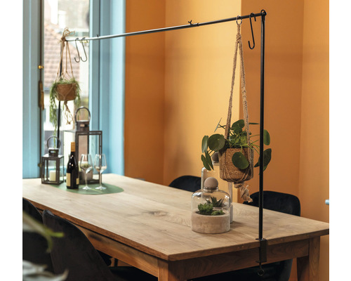 Esstisch mit Tischgalgen, Pflanzen und Dekoration