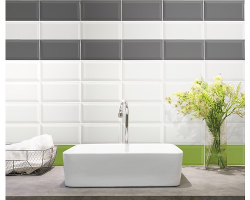 Badezimmer mit weißen und grauen Metro Fliesen, Waschbecken und Dekoration