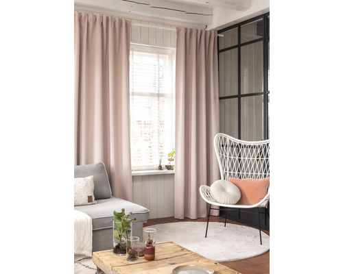 Salon lumineux avec rideaux, canapé et fauteuil