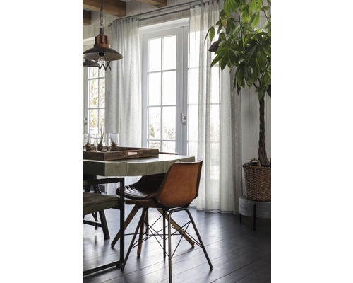 Helles Esszimmer mit Esstisch, Stühlen, Vorhängen und Zimmerpflanze