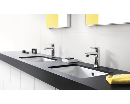 Modernes Badezimmer mit Doppelwaschtisch, Armaturen und Spiegeln