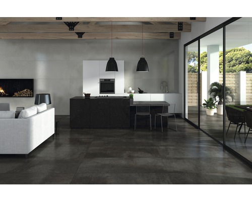 Geräumiger Wohnbereich mit Küche, Esstisch, Couch und Fliesenboden