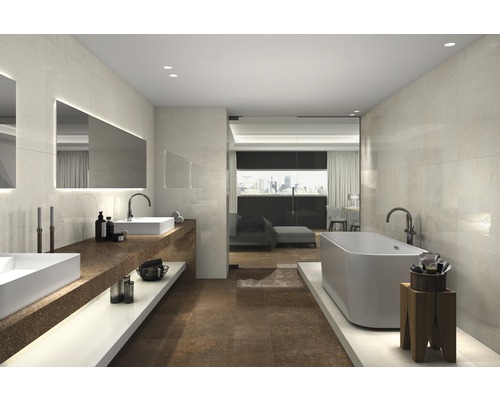 Salle de bain moderne avec lavabos, miroir, baignoire et carrelage