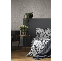 Schlafzimmer mit Bett, Nachttisch und Dekoration