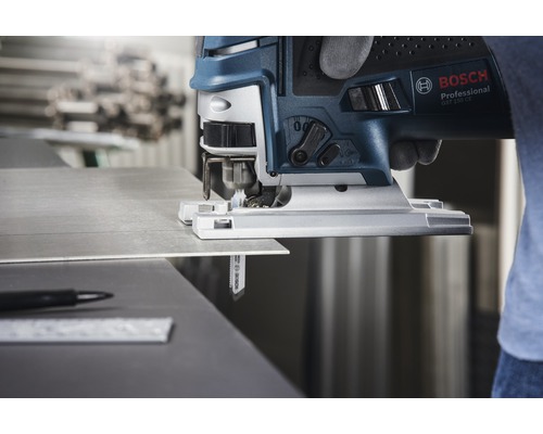 Scie sauteuse Bosch en cours d''utilisation pour couper une pièce.