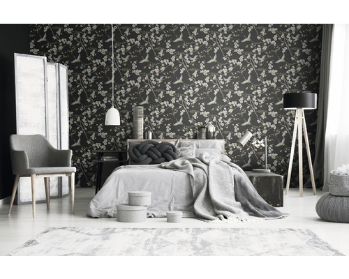 Chambre avec papier peint floral, lit, chaise et lampes