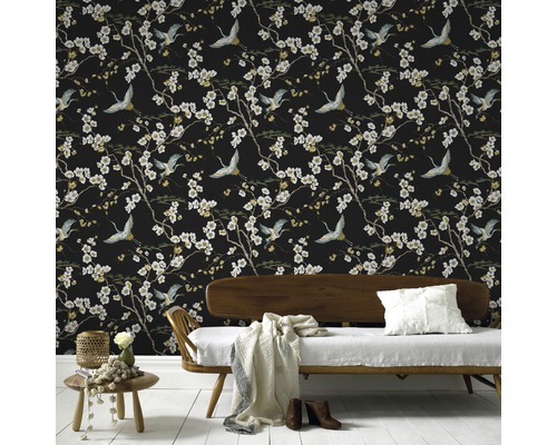 Vue d''une pièce avec du papier peint à motif de grues et de fleurs