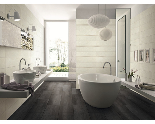 Salle de bain avec baignoire, lavabos et plancher en bois foncé