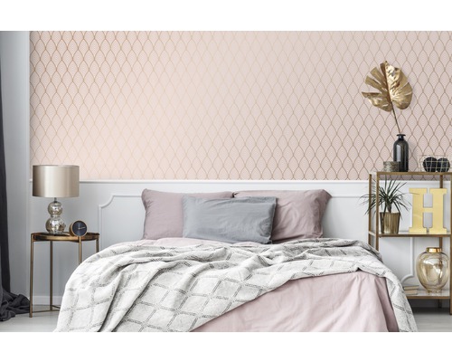 Schlafzimmer mit Bett, Nachttisch, Regal und Tapete mit Muster