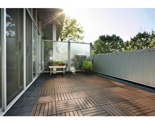 Terrasse avec des dalles de sol en bois, écran d''intimité et plantes