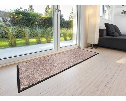 Tapis de sol textile devant une porte de terrasse dans un salon