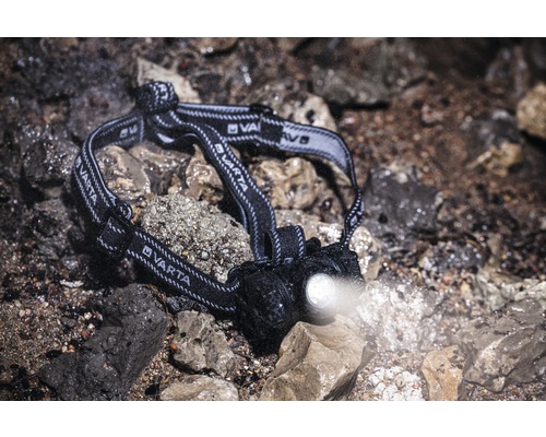 Lampe frontale Varta sur des pierres