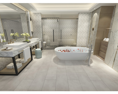 Helles Badezimmer mit Badewanne, Waschbecken und Dusche.