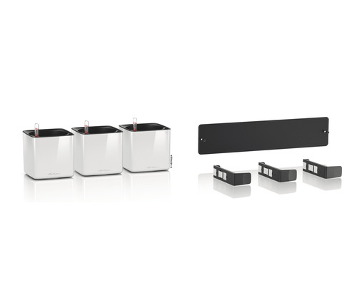 Drei weiße Blumentöpfe mit Bewässerungssystem und Zubehör zur Wandbefestigung.