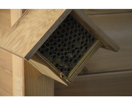 Hôtel à insectes en bois avec des tubes pour insectes
