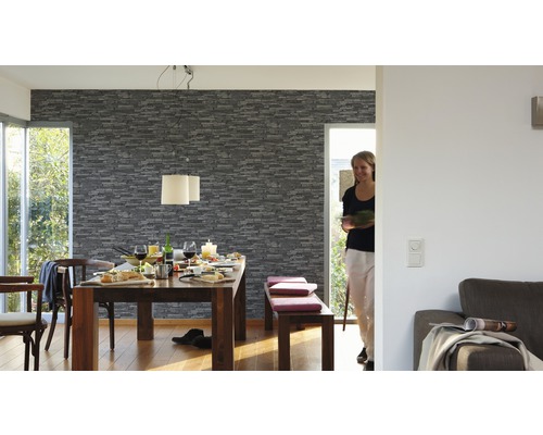 Esszimmer mit Esstisch, Stühlen, Bank und Steinoptik Tapete