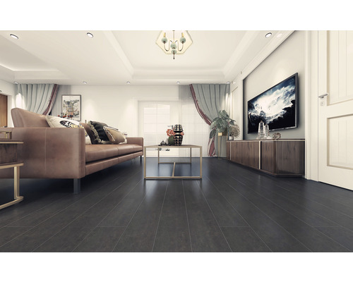 Wohnzimmer mit Sofa, Couchtisch, Kommode, Fernseher und Holzfußboden