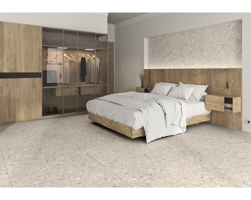 Schlafzimmer mit Bett, Kleiderschrank und Fliesenboden