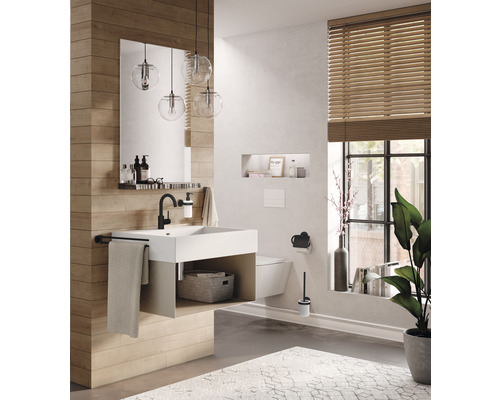 Helles Badezimmer mit Waschtisch, Spiegel, Pendelleuchten, Toilette und Fenster