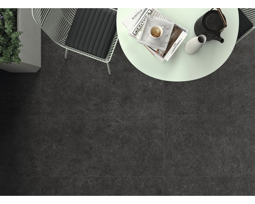 Ansicht von Bodenfliesen mit Tisch und Stuhl