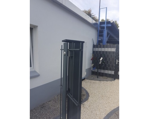 Detailansicht eines Gartentors aus Metall