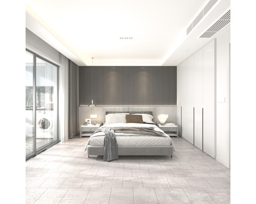 Helles Schlafzimmer mit Doppelbett, Nachttischen und Kleiderschrank